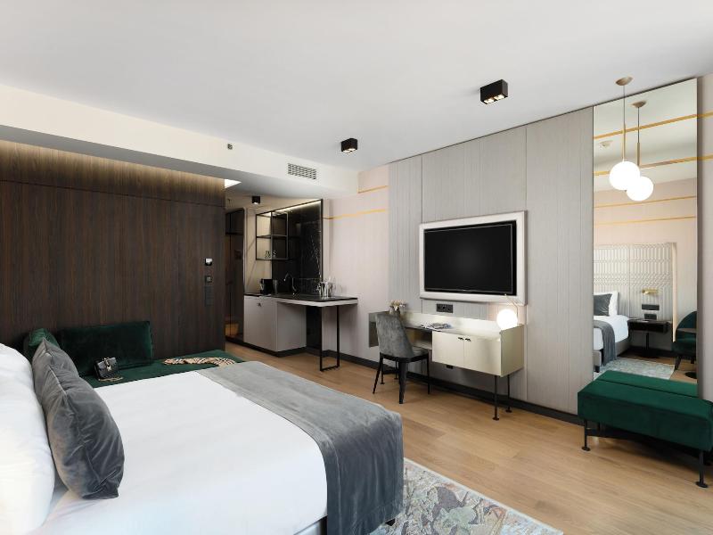 Emerald Hotel image