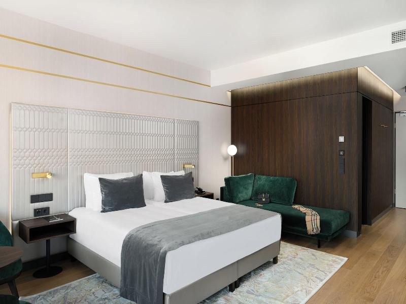 Emerald Hotel image
