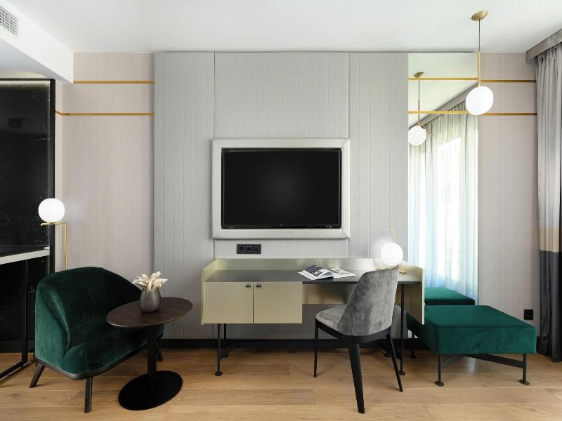 Emerald Hotel image