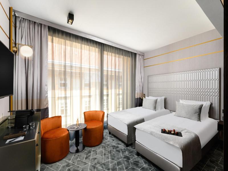 Emerald Hotel image