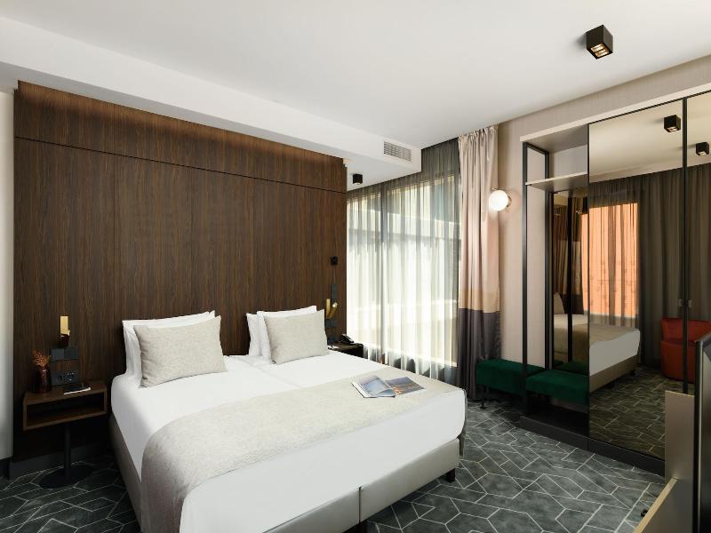 Emerald Hotel image