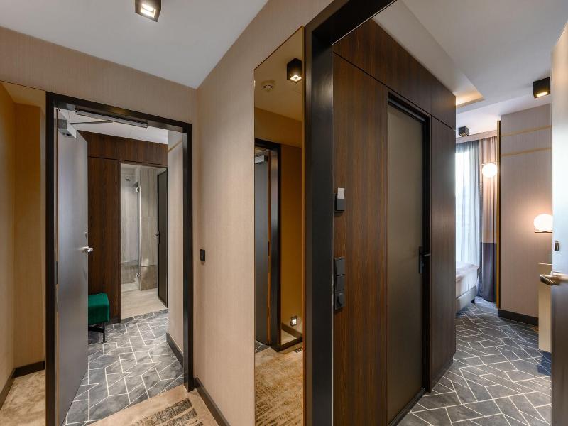 Emerald Hotel image