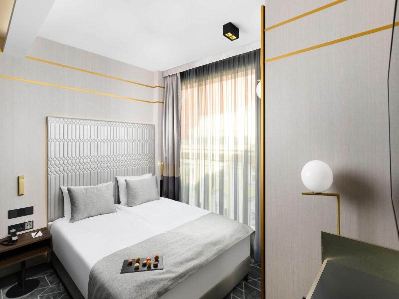 Emerald Hotel image