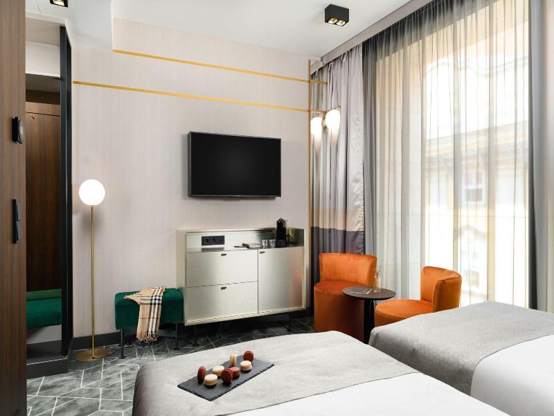 Emerald Hotel image