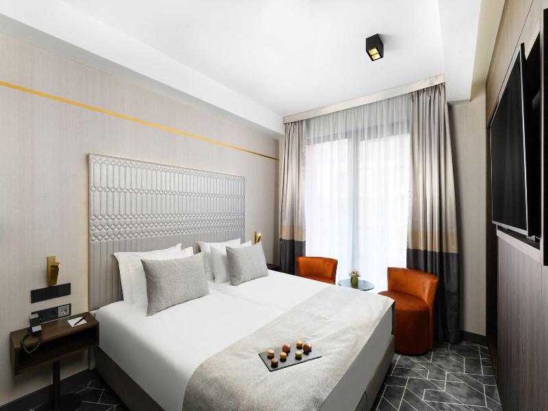 Emerald Hotel image