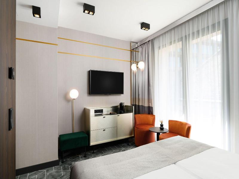 Emerald Hotel image