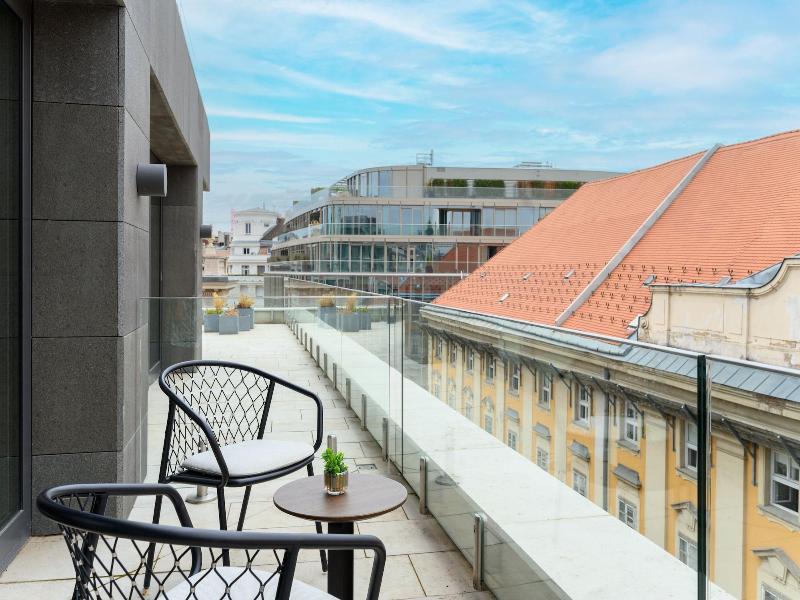 Emerald Hotel image
