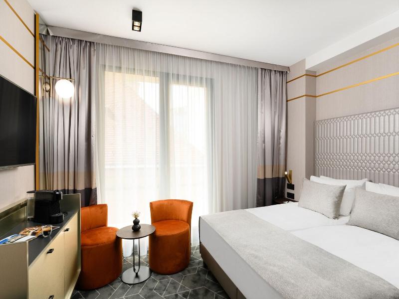Emerald Hotel image