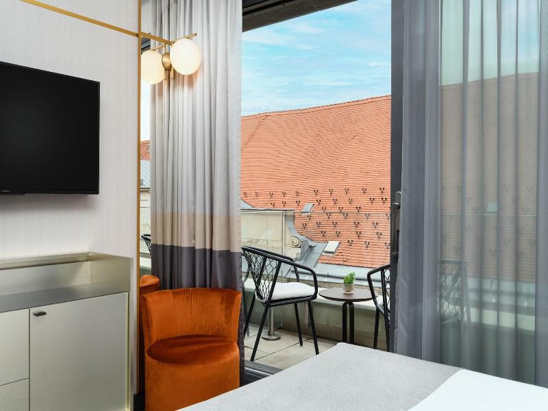 Emerald Hotel image
