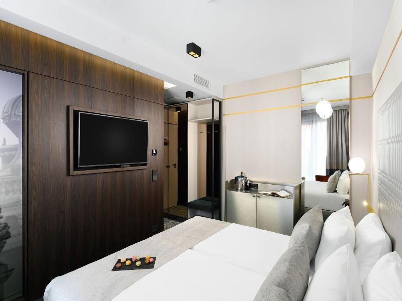 Emerald Hotel image