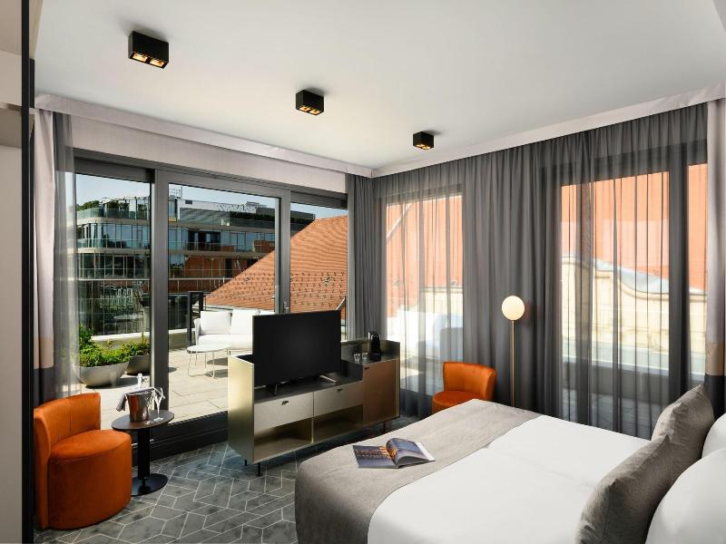 Emerald Hotel image