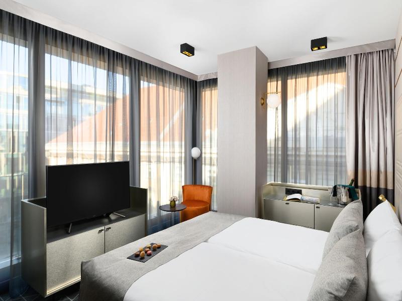 Emerald Hotel image