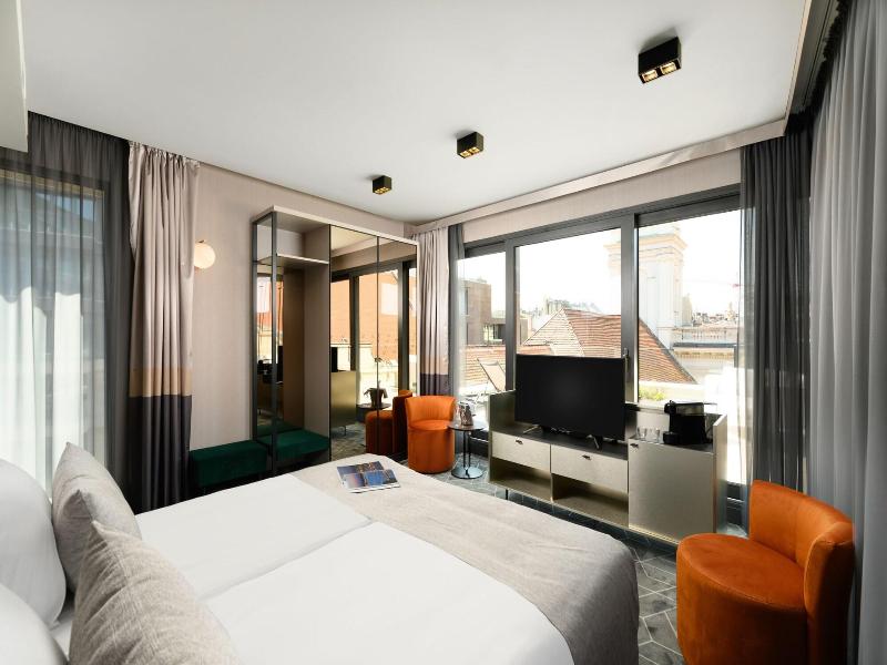 Emerald Hotel image