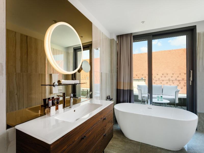Emerald Hotel image