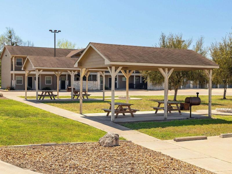 Eagle's Den Three Rivers A Travelodge By Wyndham