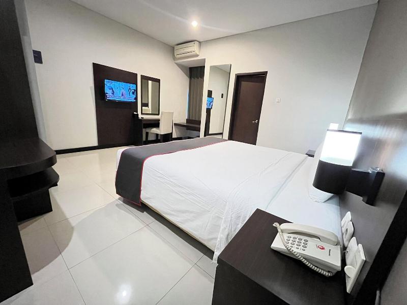 Grage Hotel Malang By Tos image