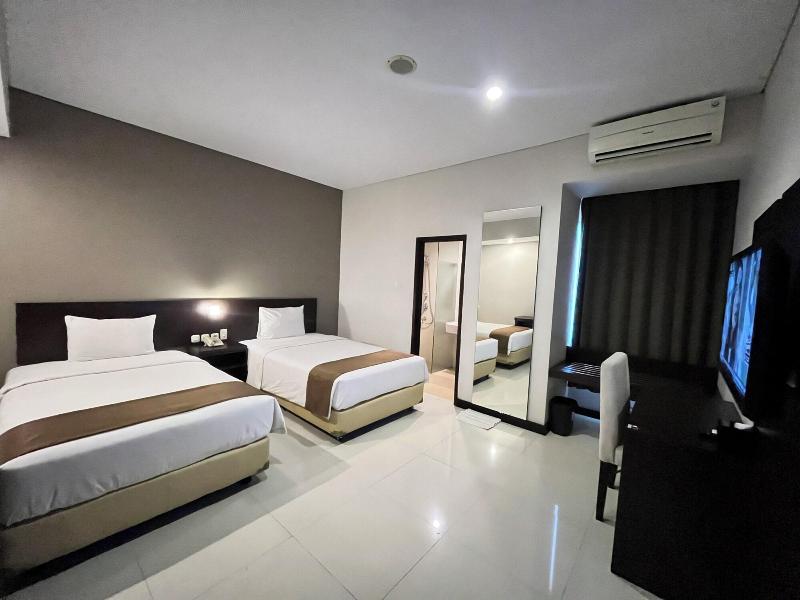Grage Hotel Malang By Tos image