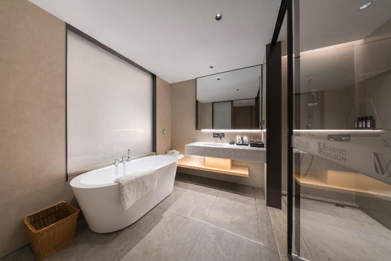 Grand Madison Hotel Xiangyang Hexin Outlets image
