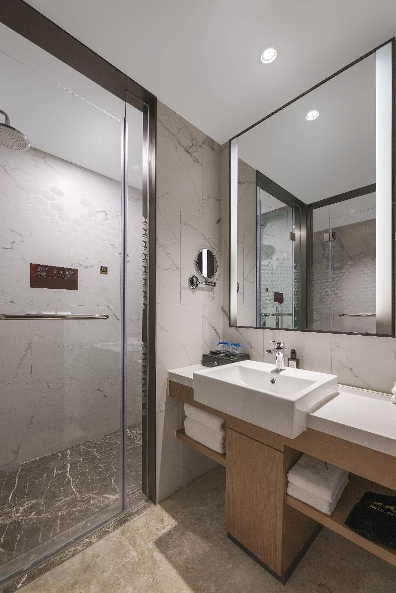 Madison Hotel Xining Hailu New District image