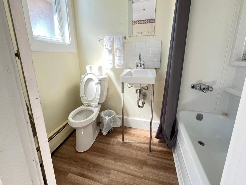 Admiral S Quay Motel Suites image