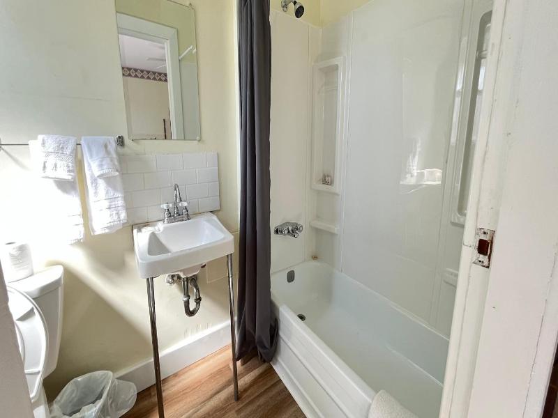 Admiral S Quay Motel Suites image