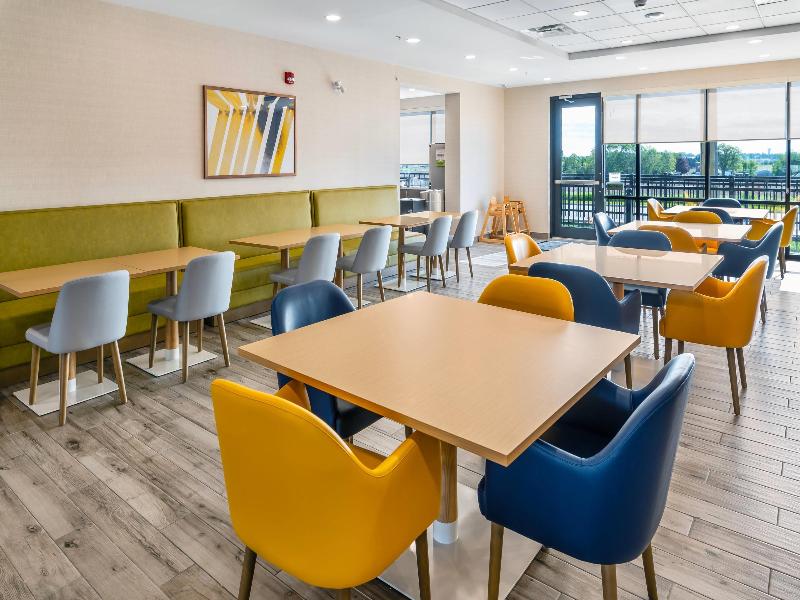 Comfort Inn & Suites Bradford ON image