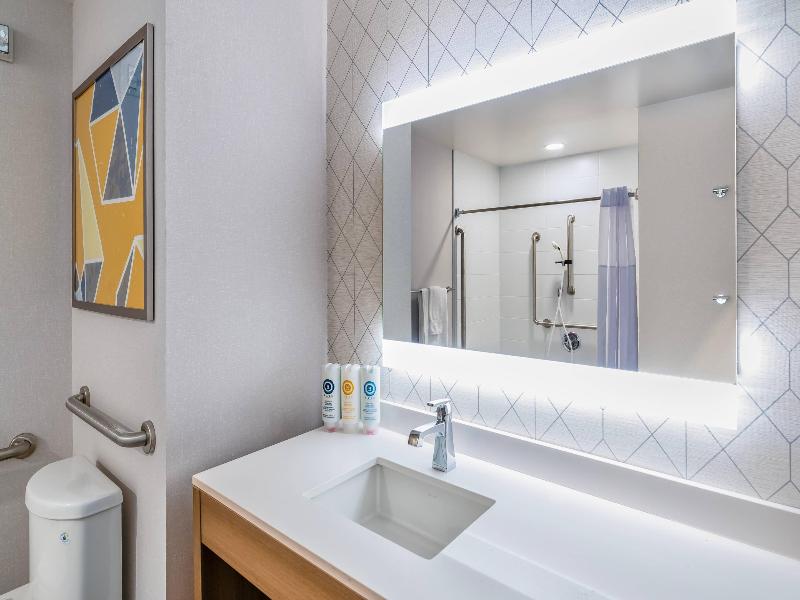 Comfort Inn & Suites Bradford ON image