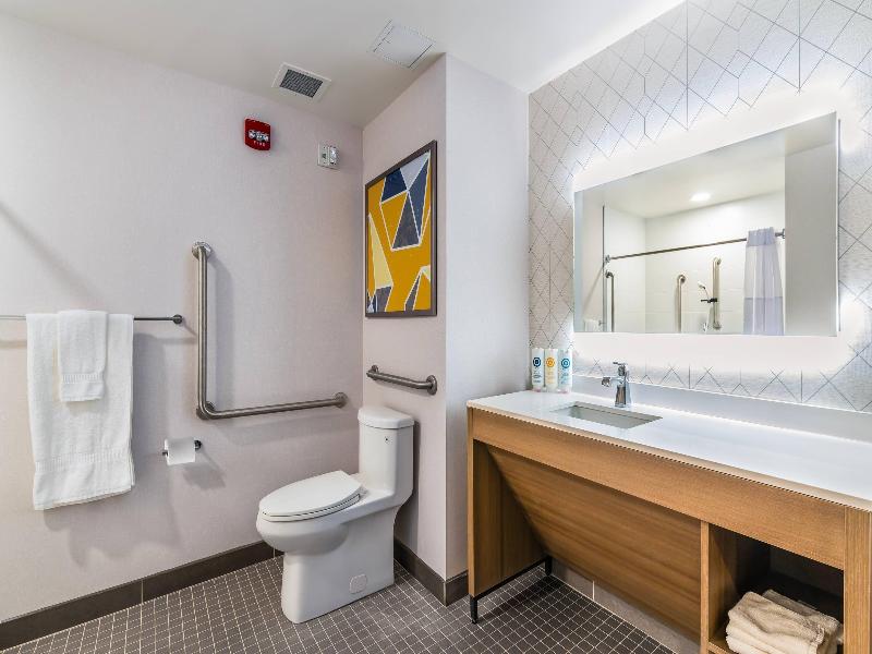 Comfort Inn & Suites Bradford ON image