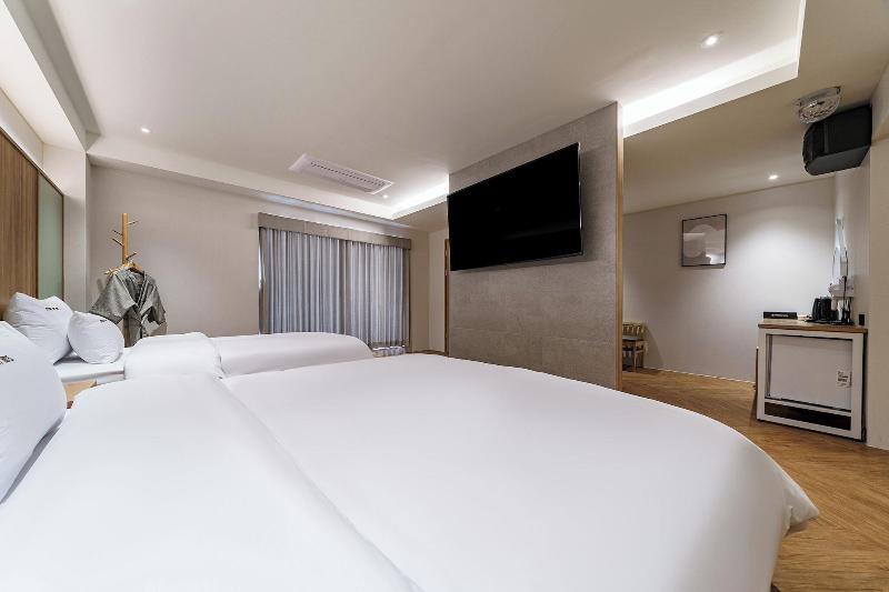 Brown Dot Hotel Eurwangri image