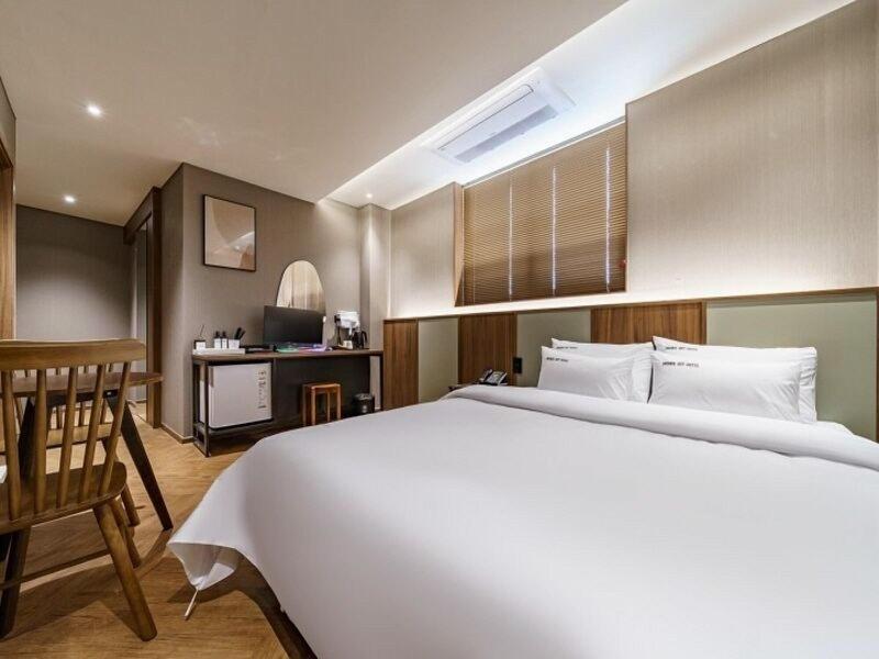 Brown Dot Hotel Eurwangri image