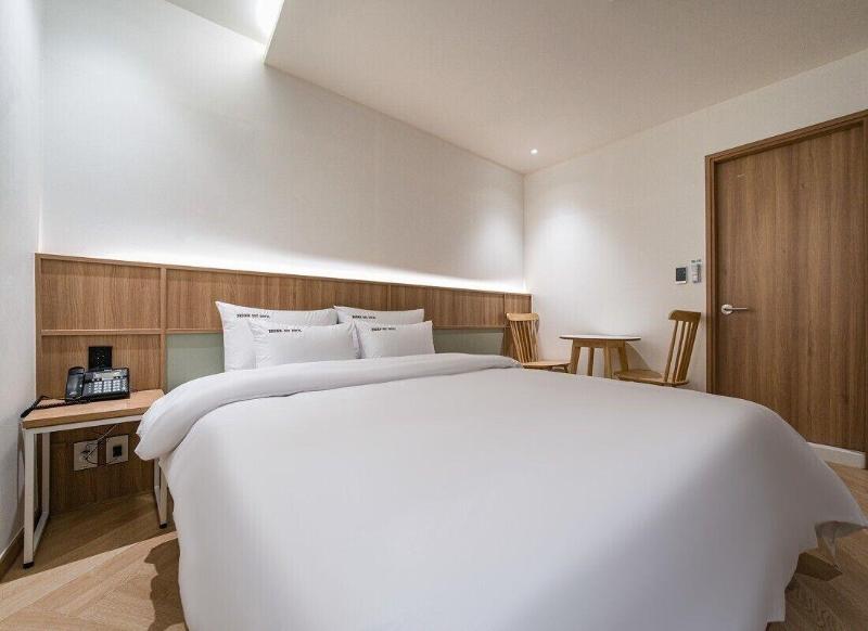 Brown Dot Hotel Eurwangri image