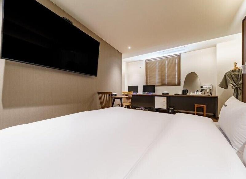 Brown Dot Hotel Eurwangri image