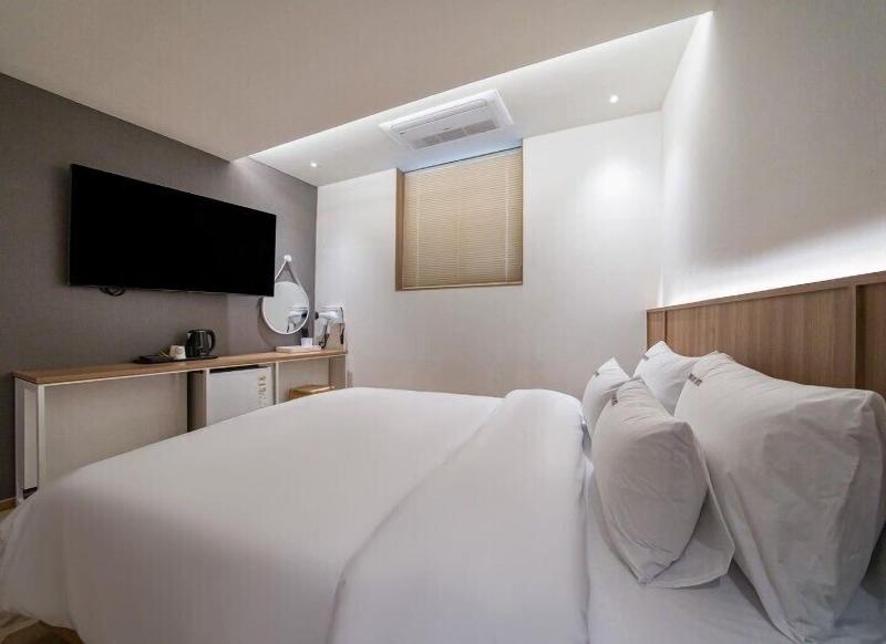 Brown Dot Hotel Eurwangri image