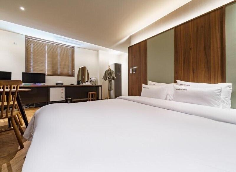 Brown Dot Hotel Eurwangri image
