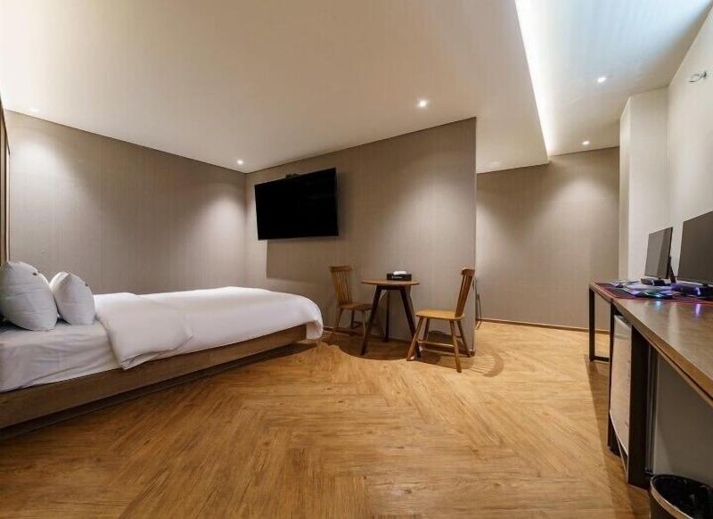 Brown Dot Hotel Eurwangri image