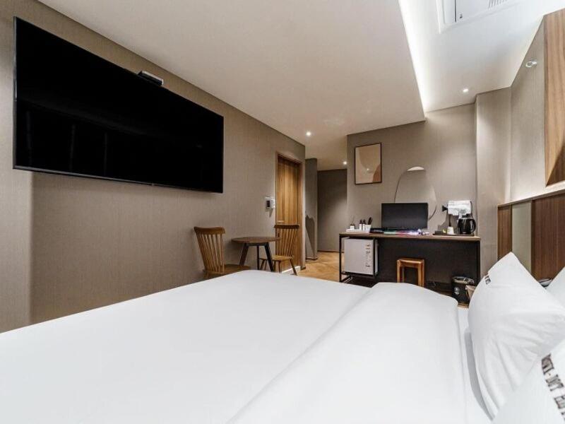 Brown Dot Hotel Eurwangri image
