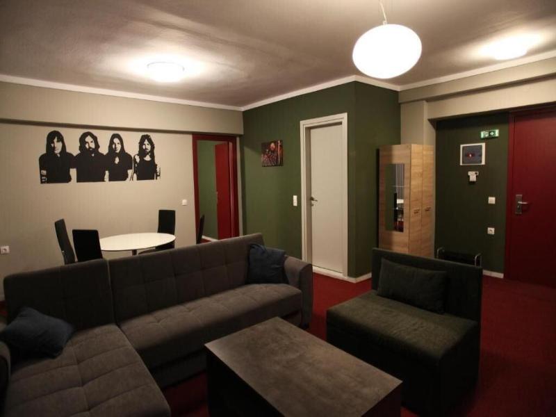 Stay Hybrid Youth Hostel
