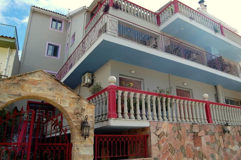 Alkyoni Apartments & Studios - Image 1