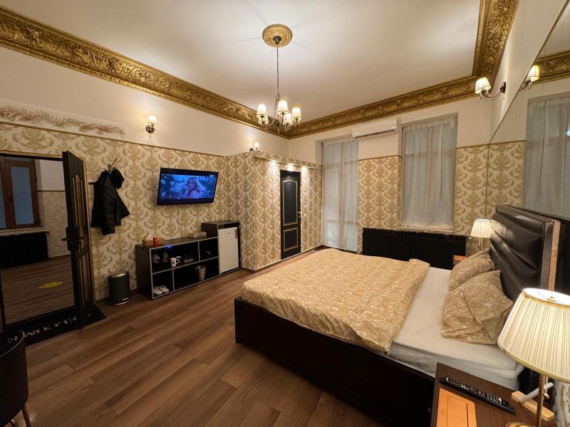 Harry Hotel