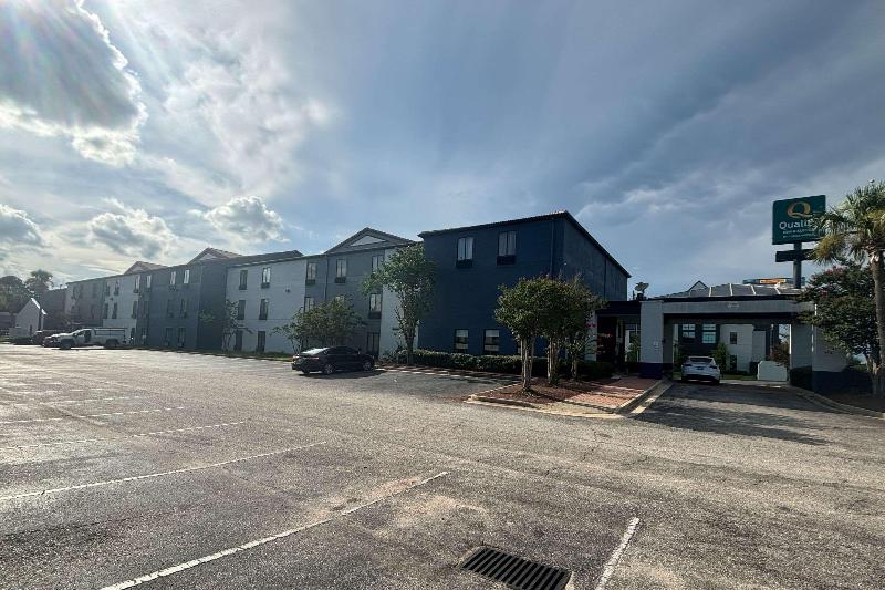 Quality Inn & Suites at Airport Blvd I-65 image