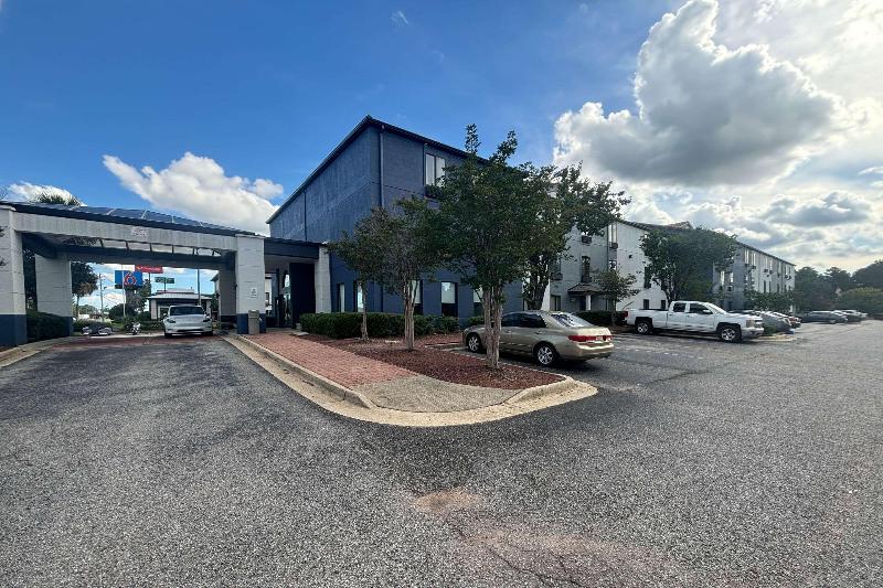 Quality Inn & Suites at Airport Blvd I-65 image