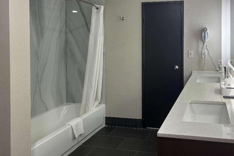 Quality Inn & Suites at Airport Blvd I-65 image