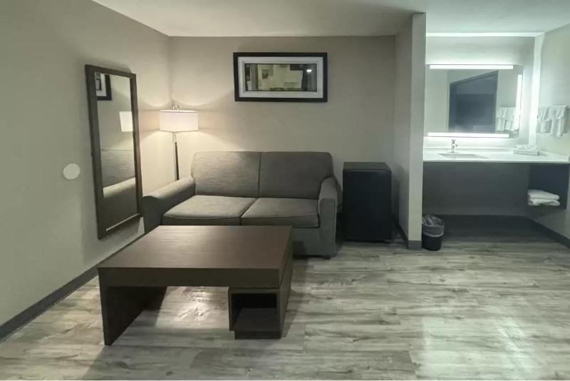 Quality Inn & Suites at Airport Blvd I-65 image
