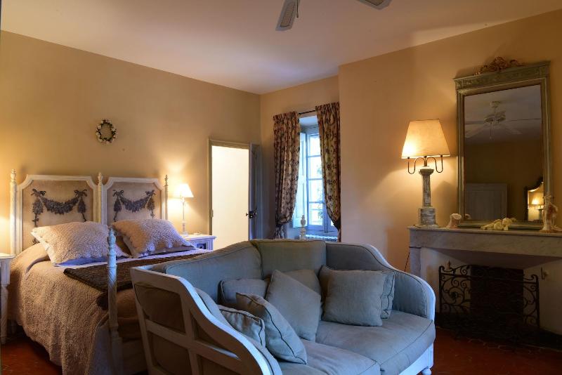 Chateau Mentone image