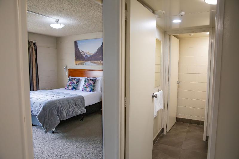 Admirals Motor Inn image
