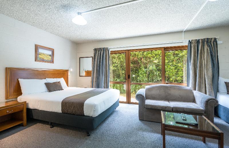 Admirals Motor Inn image