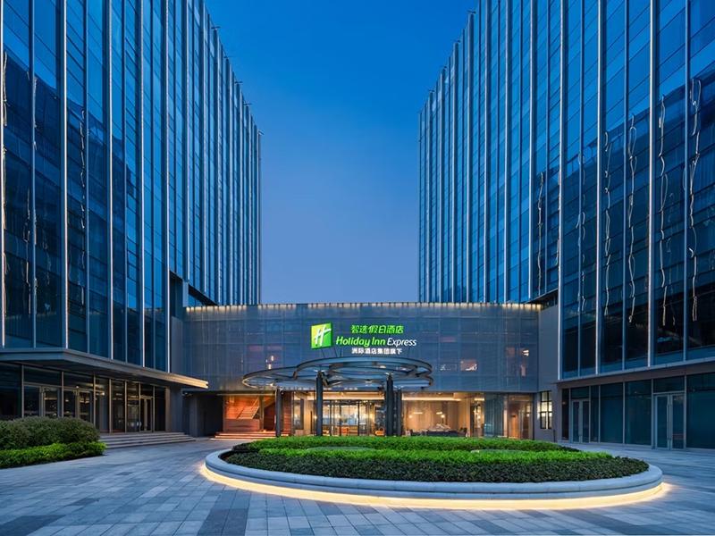 Holiday Inn Express North Station image