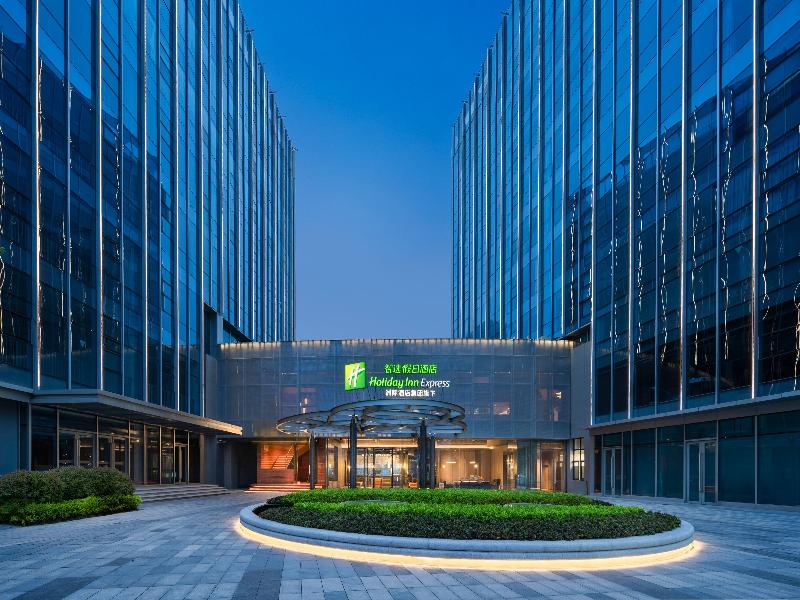 Holiday Inn Express North Station image