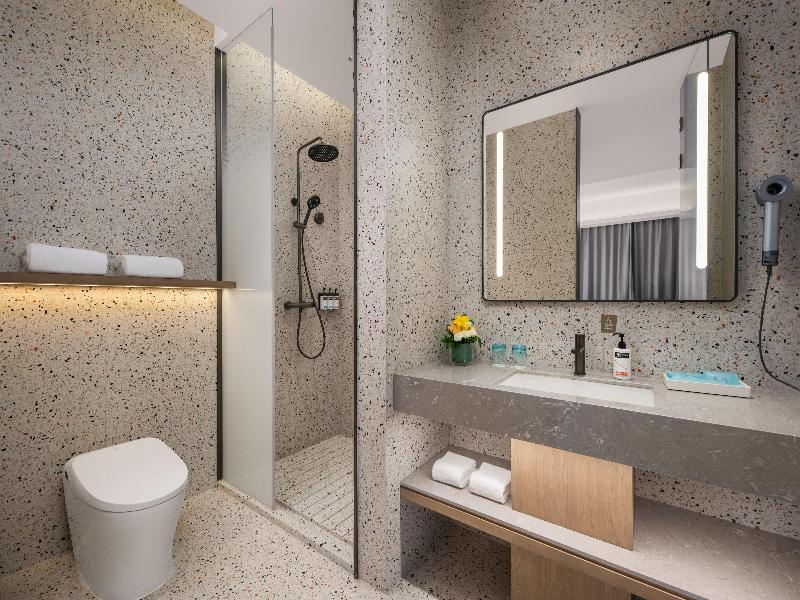 Holiday Inn Express North Station image