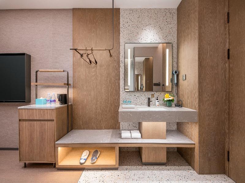 Holiday Inn Express North Station image